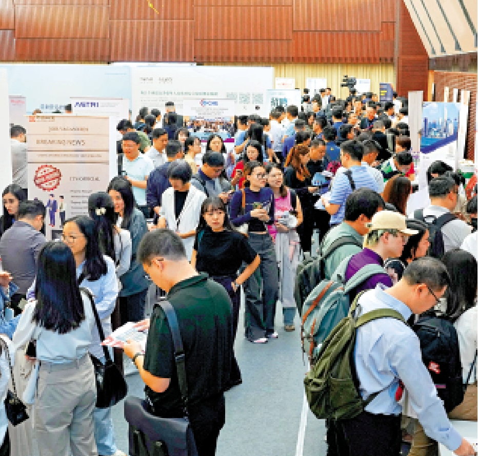　　圖：「香港高才招聘展覽2024秋」昨日在尖沙咀會堂舉辦，吸引近80家企業參展，提供超過1500個就業職位。\大公報記者蔡文豪攝