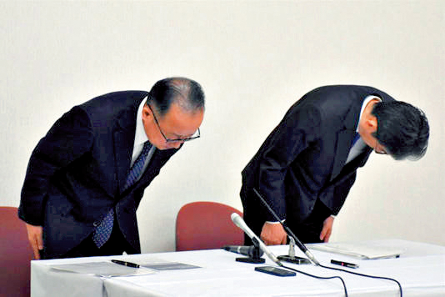 　　圖：11月1日，松下控股社長久住由紀（右）與松下工業社長阪本真司就造假醜聞致歉。\網絡圖片