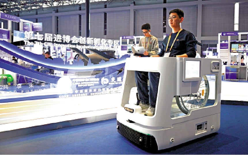 　　圖：在本屆進博會創新孵化專區，工作人員展示癱瘓助行移動機器人。\新華社