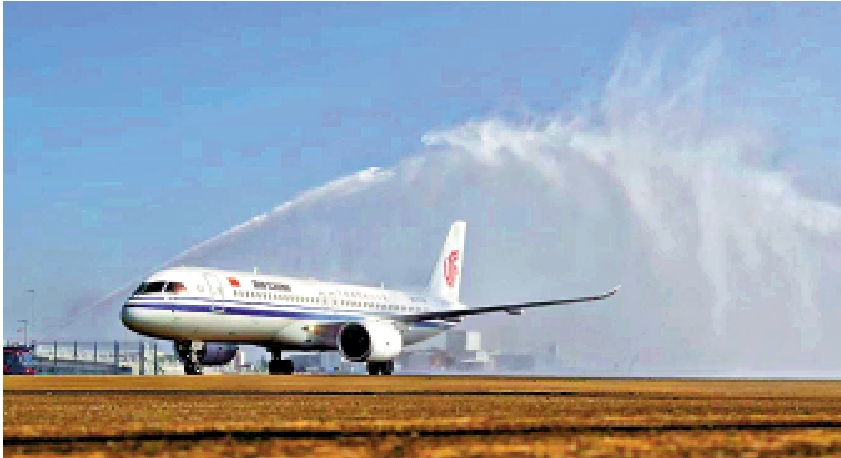 　　圖：11月8日，身披五星紅旗的國航國產大飛機亮相第十三屆澳門公務航空展。