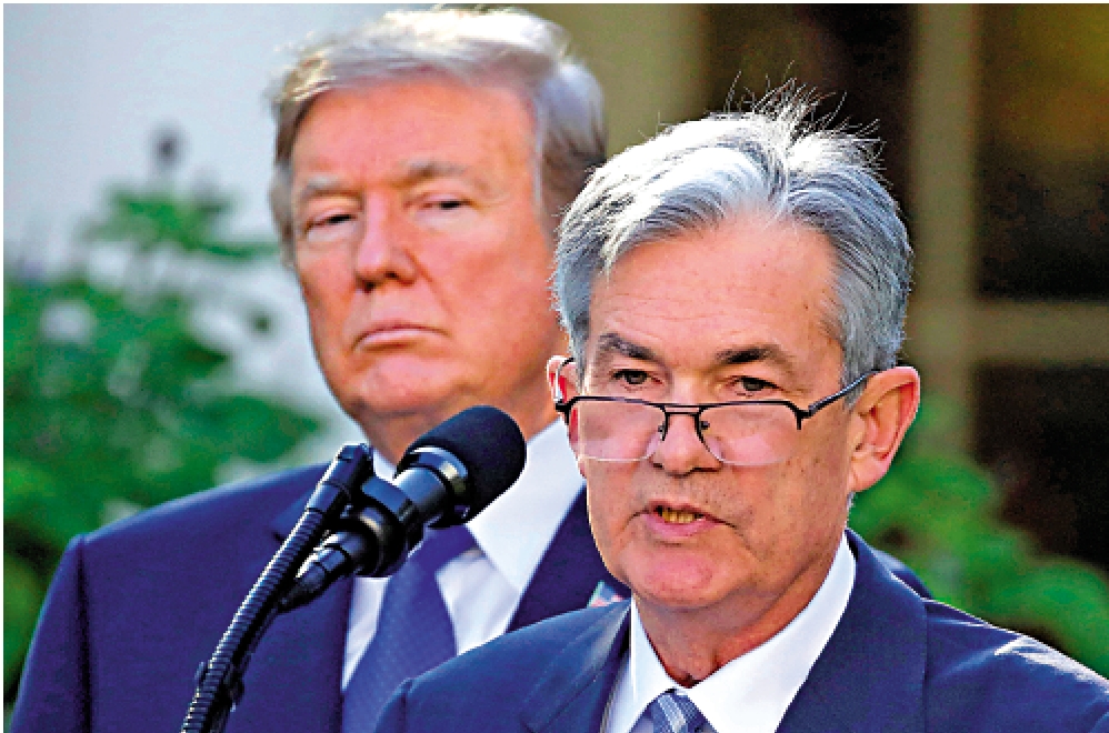 　　圖：特朗普（後）曾表示，不會尋求提前免除鮑威爾的職務，但歡迎更為鴿派的貨幣政策。