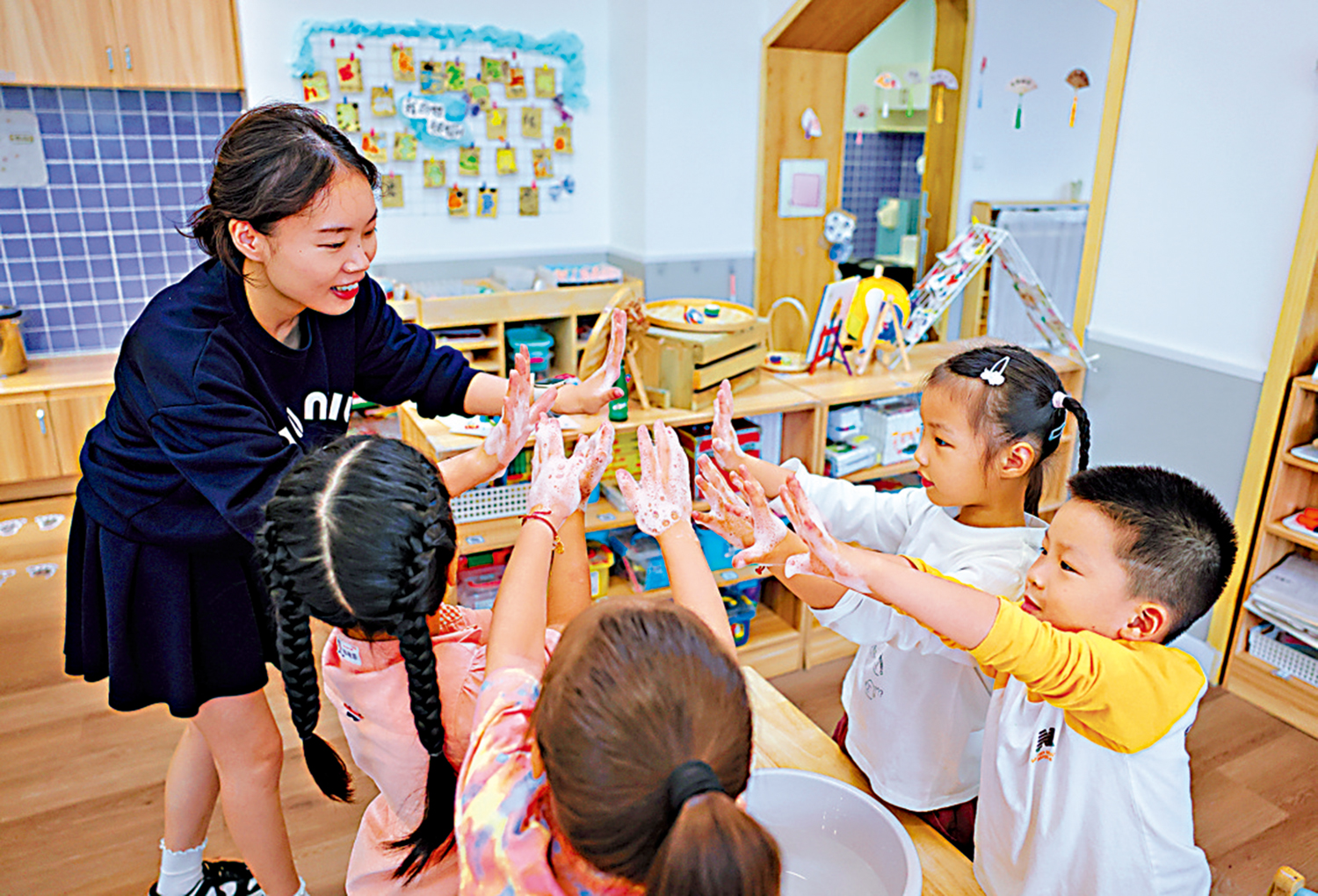 　　圖：浙江省諸暨市越都幼兒園的老師在指導小朋友正確洗手。\新華社