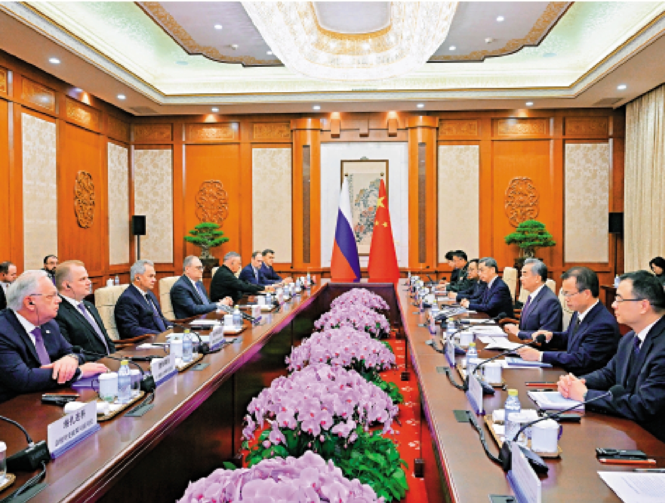 　　圖：11月12日，中共中央政治局委員、中央外辦主任王毅在北京同俄羅斯聯邦安全會議秘書紹伊古共同主持中俄第十九輪戰略安全磋商。/新華社