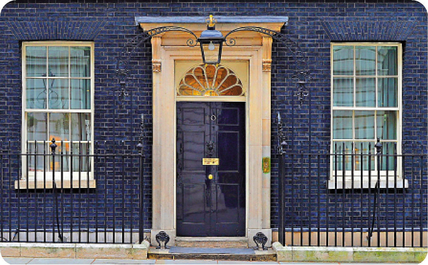 　　圖：英國唐寧街十號首相府黑色外牆。