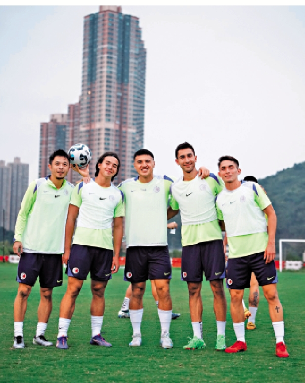 　　圖：港足球員操練後合影。