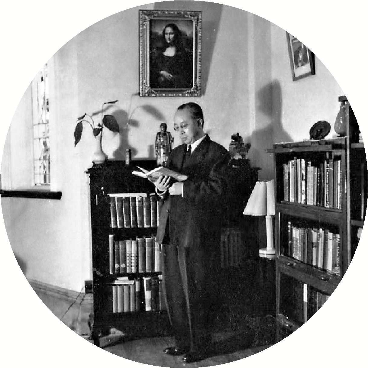 　　圖：葉靈鳳攝於書房。\受訪者供圖