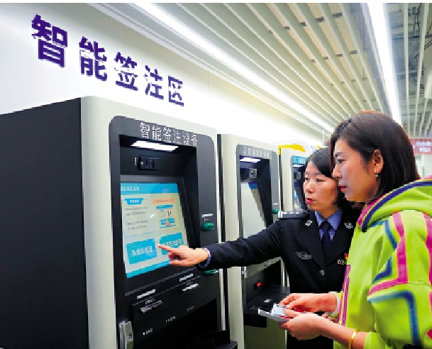 　　圖：青島一出入境管理局工作人員幫助民眾辦理簽注。