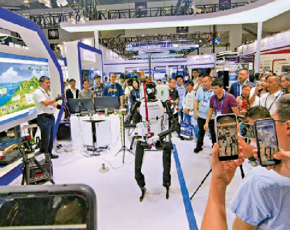 　　圖：圖為智能電力巡檢先鋒電力機器人亮相。\大公報記者李望賢攝