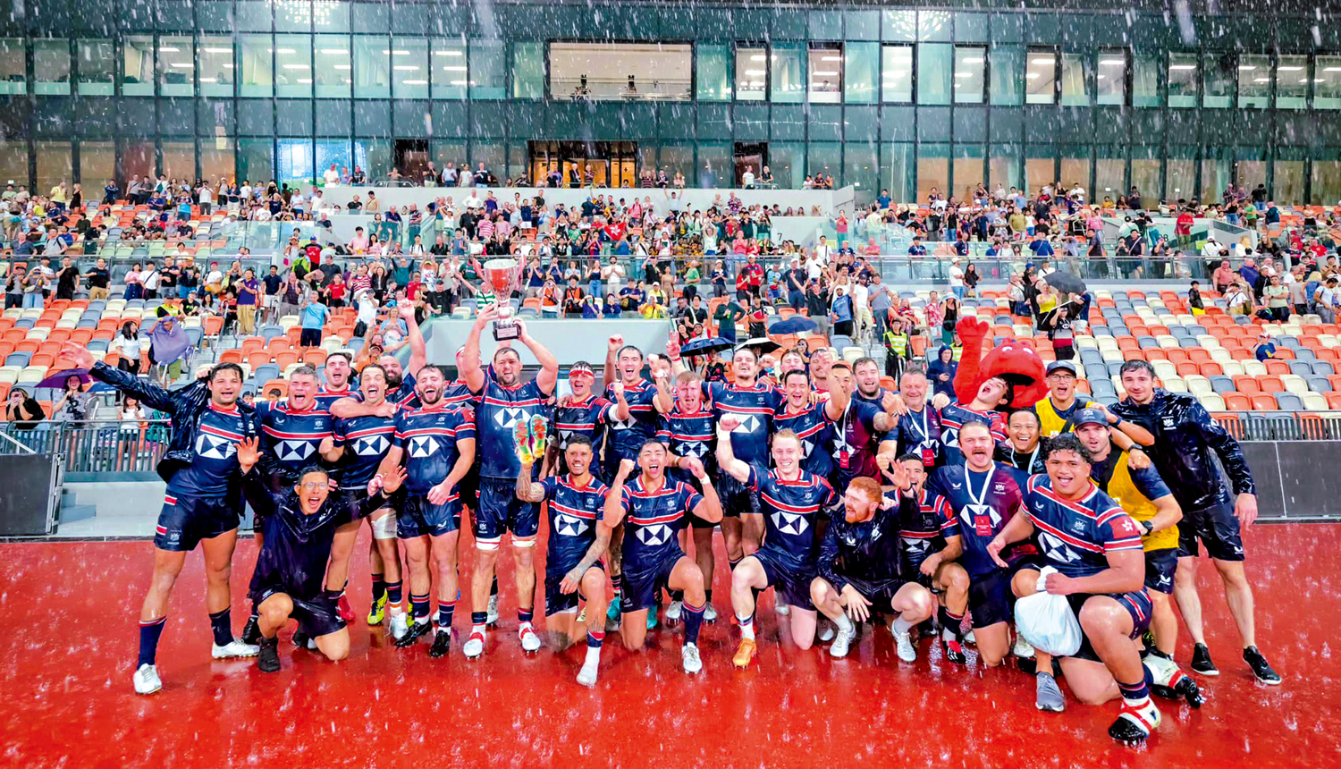 　　圖：港隊奪得獎盃後在雨中合照。\欖總圖片