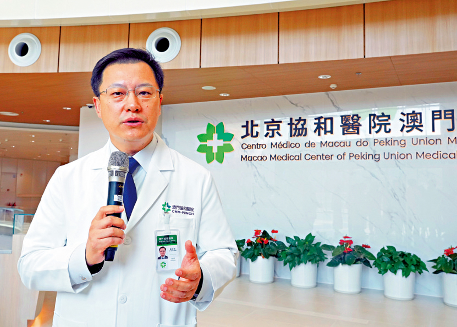 　　圖：澳門協和醫院院長吳文銘表示整個項目首要的特點是「先天足」。\大公報記者蔡文豪攝