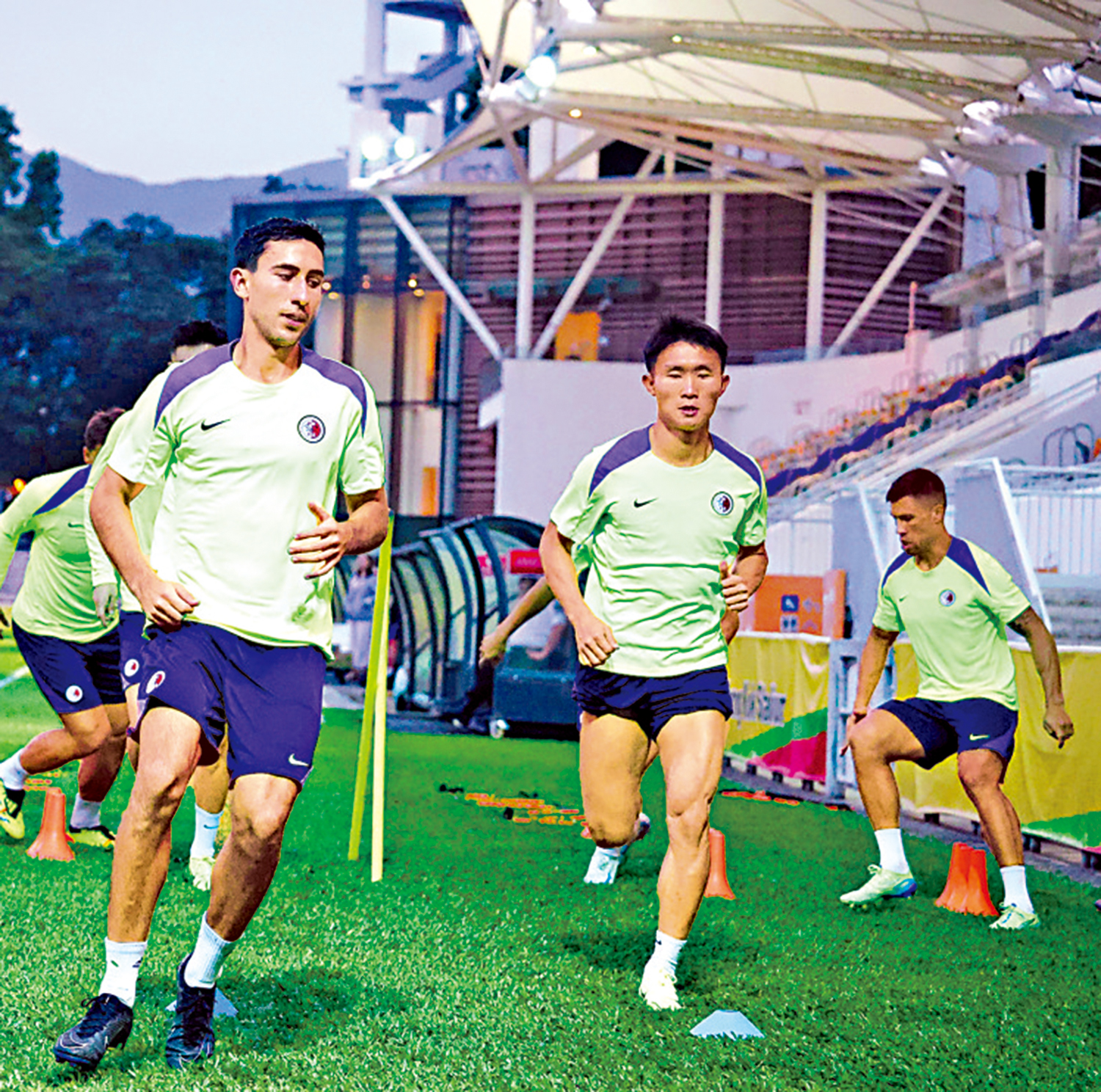 　　圖：港足球員賽前積極備戰。\大公報記者朱家立攝