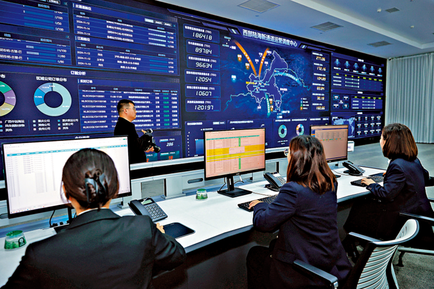 　　圖：位於重慶國際物流樞紐園區內的西部陸海新通道運營調度中心。