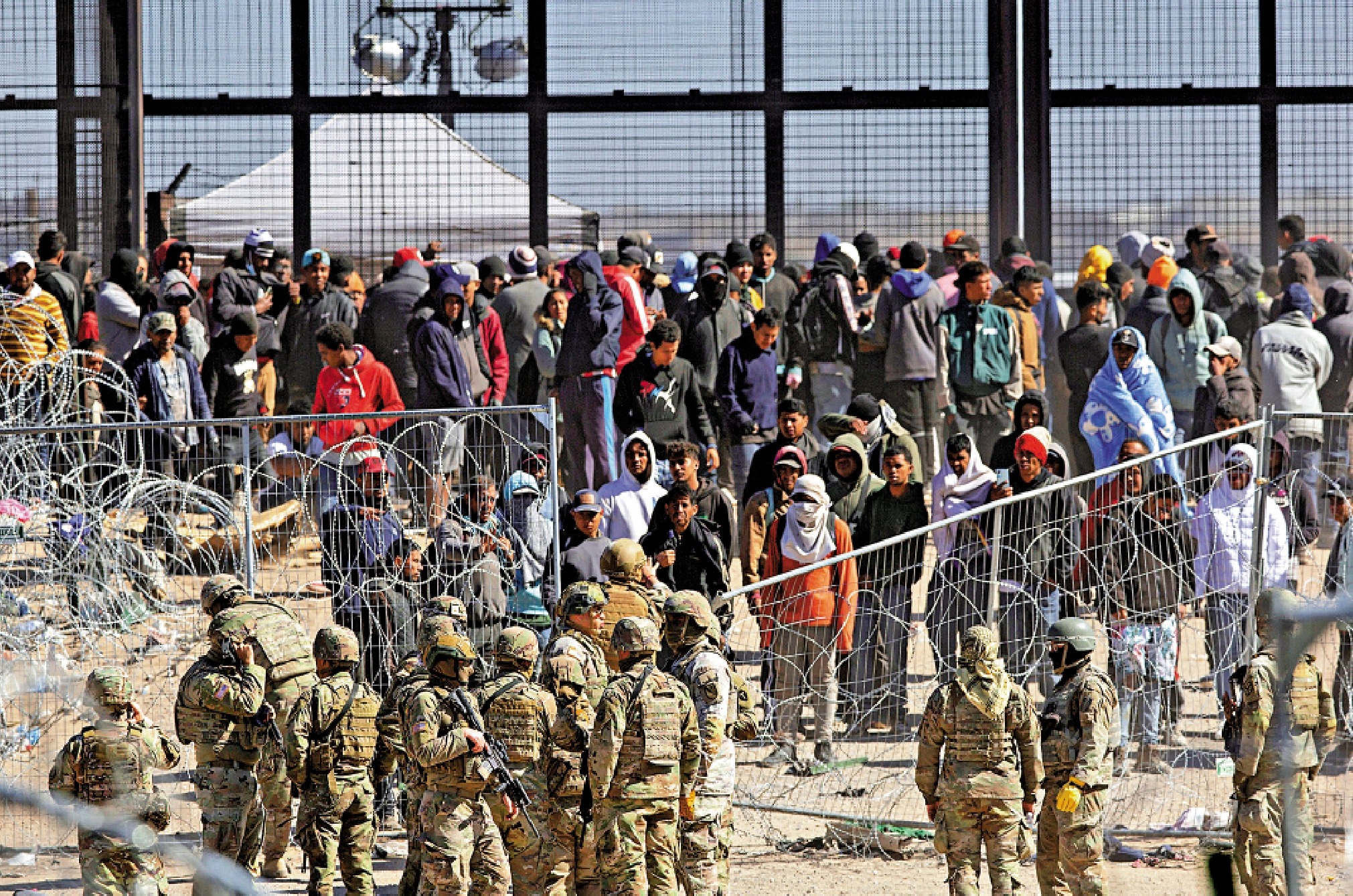 　　圖：特朗普計劃大規模驅逐美國境內的非法移民。圖為非法移民聚集在美墨邊境處。/美聯社