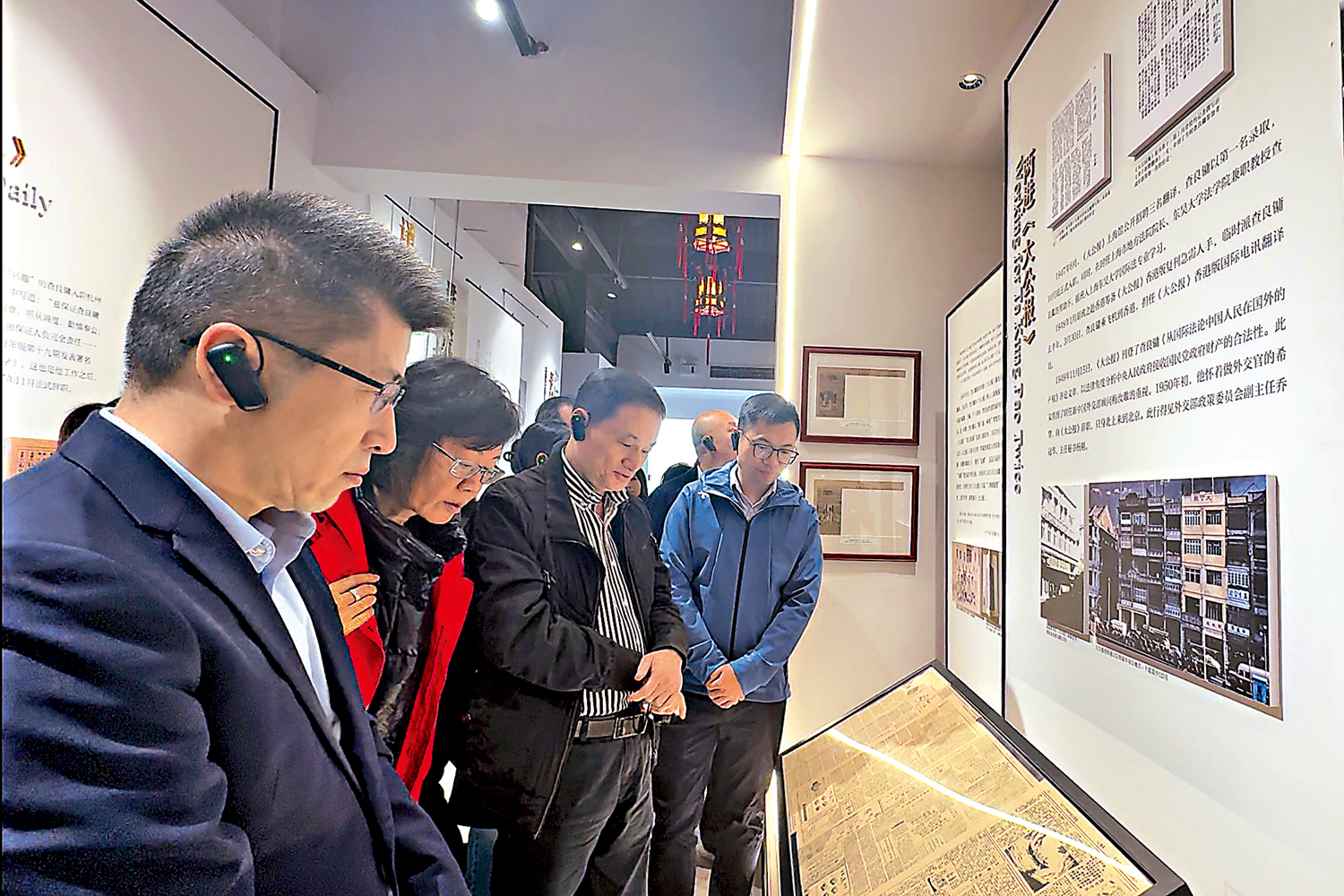 　　圖：19日，香港新聞聯採風交流團一行參觀浙江海寧金庸故居內展覽的與《大公報》有關的展品。\大公報記者連愍鈺攝