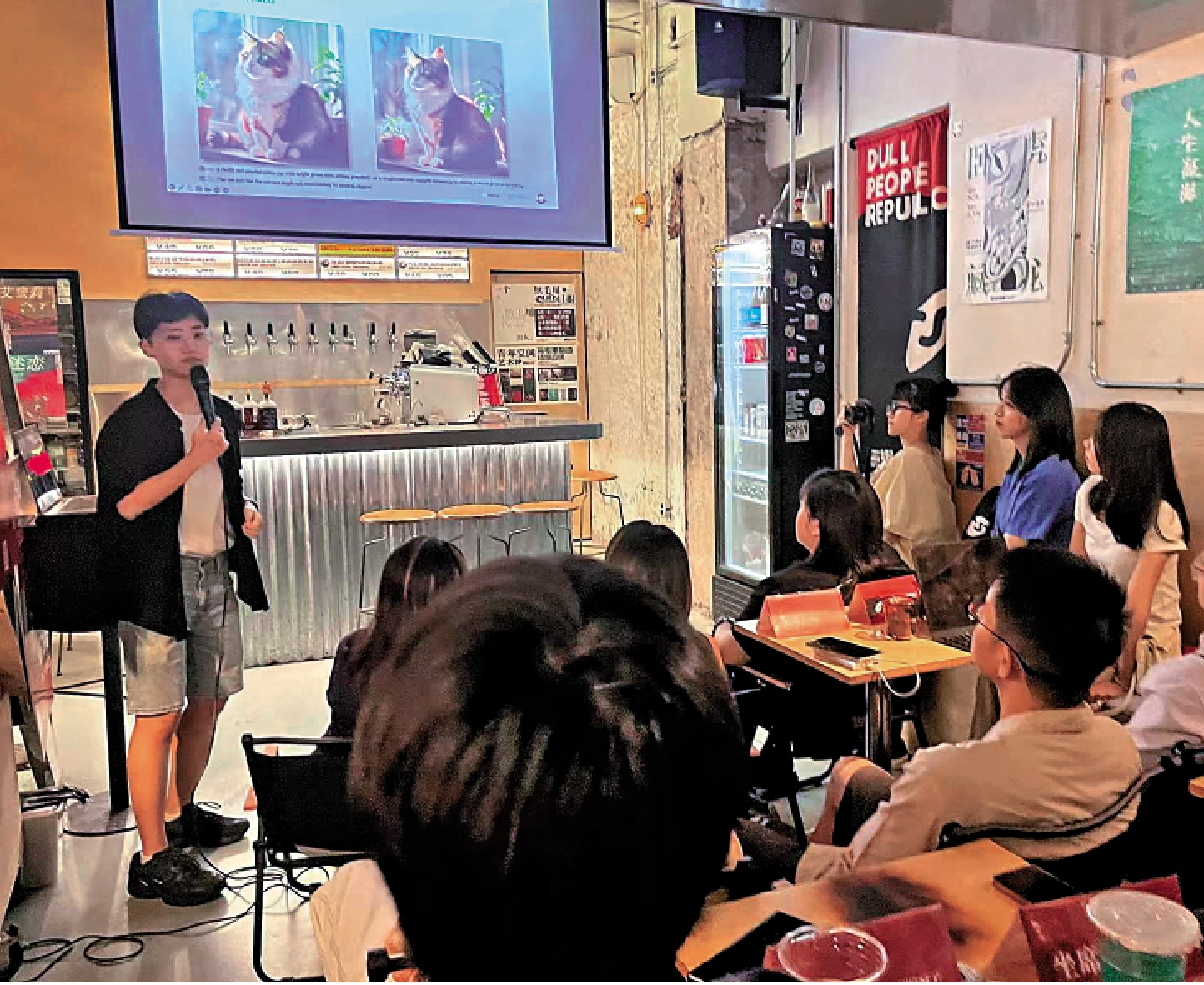 　　圖：在「生成式AI和他創造的世界」學術酒吧主題分享會現場，分享者精心準備了PPT，聽眾十分認真投入。/受訪者供圖