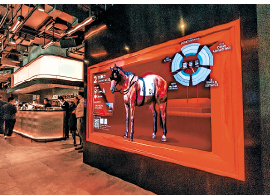 　　圖：馬會新餐廳The Beat設大型LED幕牆，展示數碼馬匹亮相圈的簡易及遊戲化資訊。