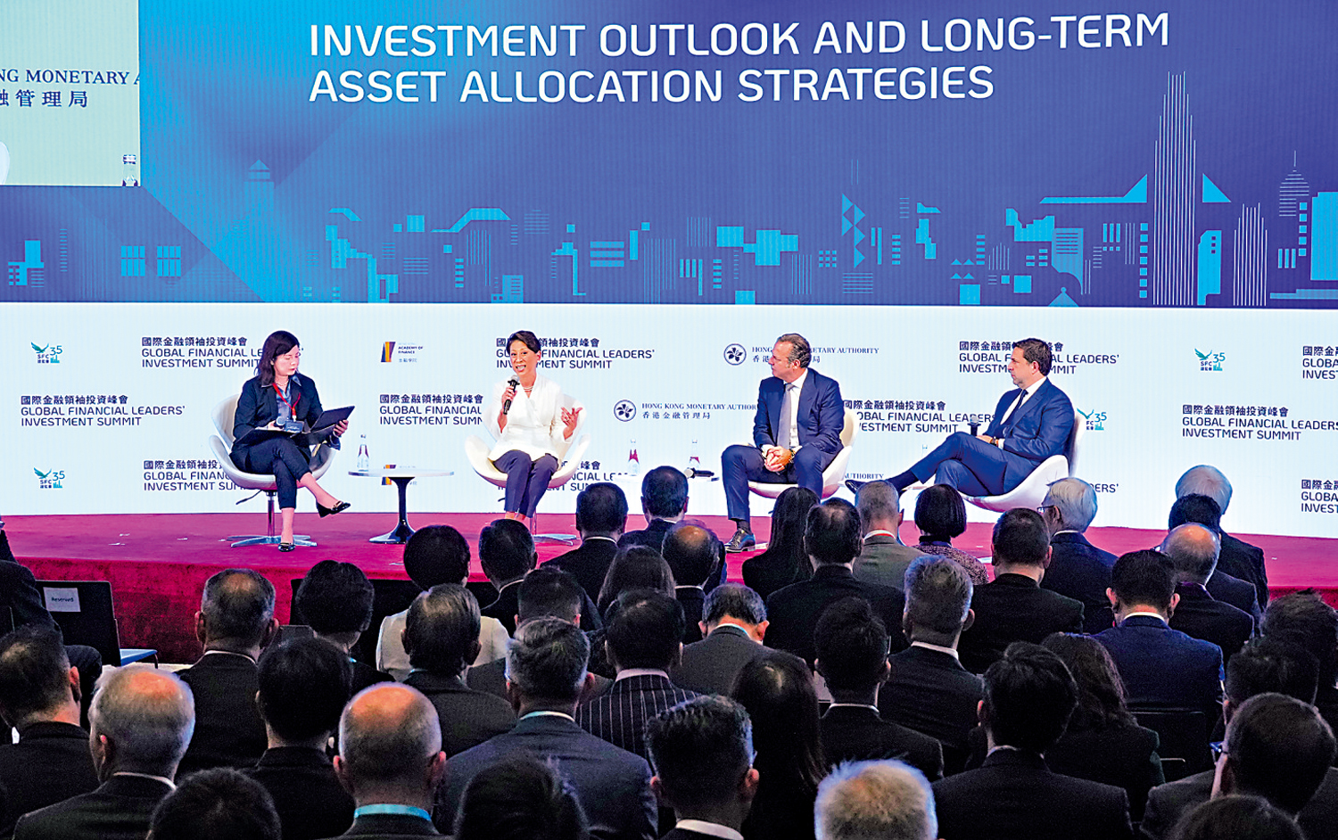 　　圖：嘉賓就宏觀投資環境分享意見。左起為證監會投資產品部執行董事蔡鳳儀、洪亦心、雷樂仁、Andrew Schlossberg。