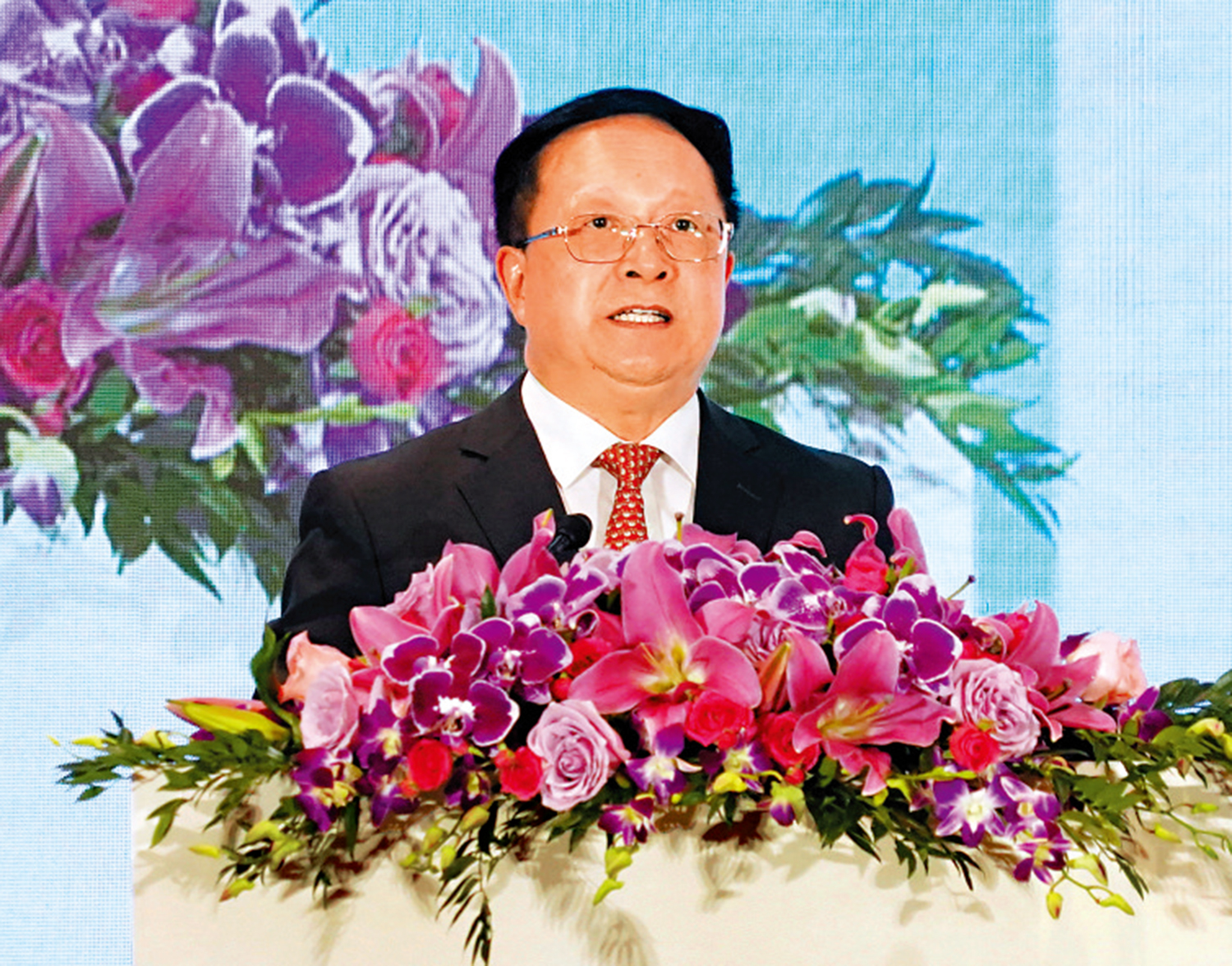 　　圖：李大宏致辭時表示，新中國七十五載波瀾壯闊的發展歷程，正是青少年了解國情的最佳教科書。\大公報記者林良堅攝