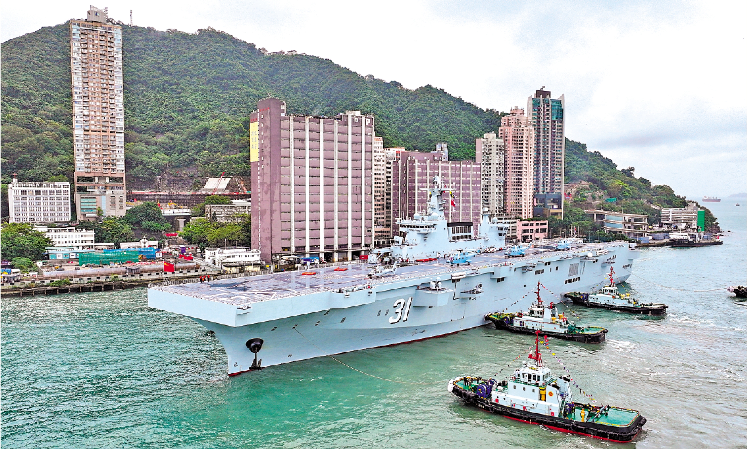 　　圖：11月21日，海軍海南艦在香港招商局碼頭靠泊。\新華社