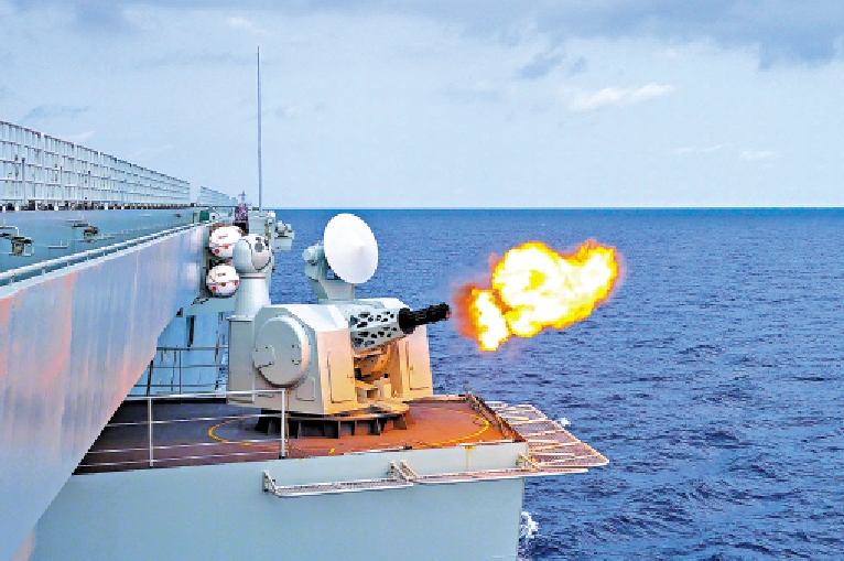 　　圖：海南艦除搭載直升機、登陸艇和裝甲車外，艦身亦配備1130近防炮。