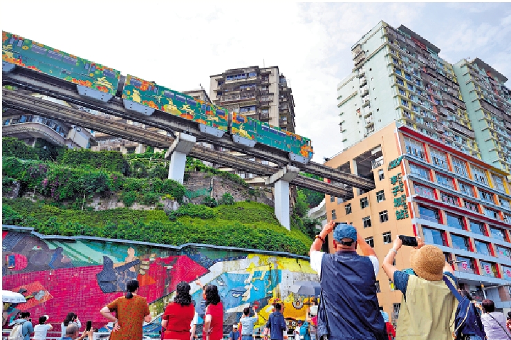 　　圖：李子壩輕軌站穿樓而過，蔚為奇景。