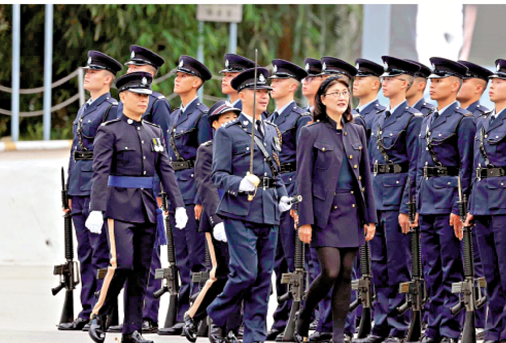 　　圖：香港警察學院昨日舉行結業會操，由義務工作發展局2024至2025年度董事會主席彭韻僖擔任會操的檢閱官。