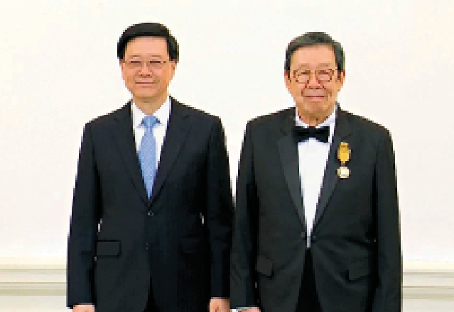 　　圖：李家超頒授銅紫荊星章予胡繼修（胡楓）。