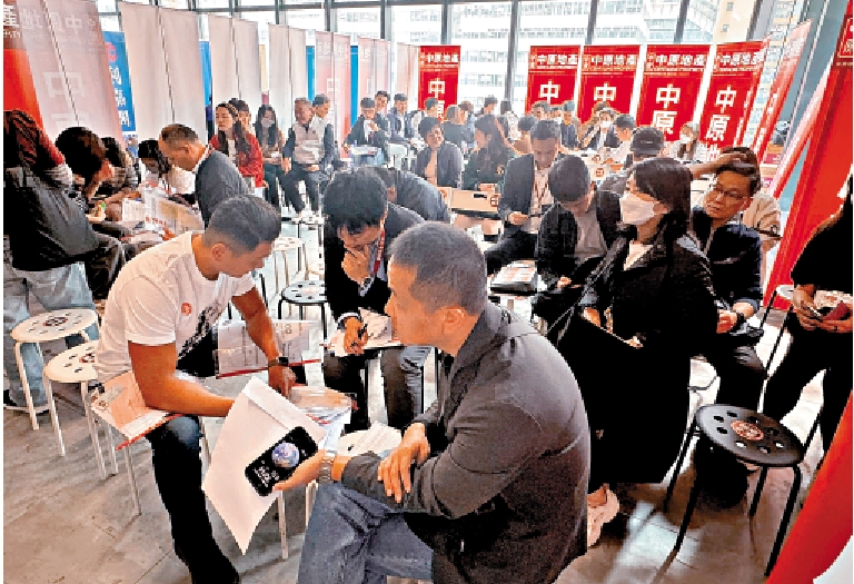 　　圖：宏安北角新盤開售，吸引大批買家到售樓處揀樓。