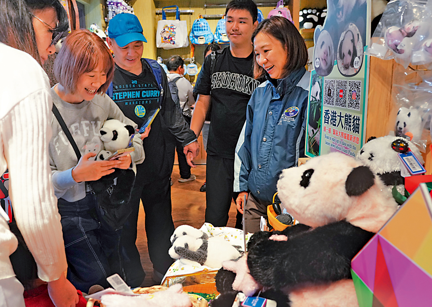 　　圖：海洋公園園內店舖擺放多款大熊貓相關產品，甚受市民歡迎。