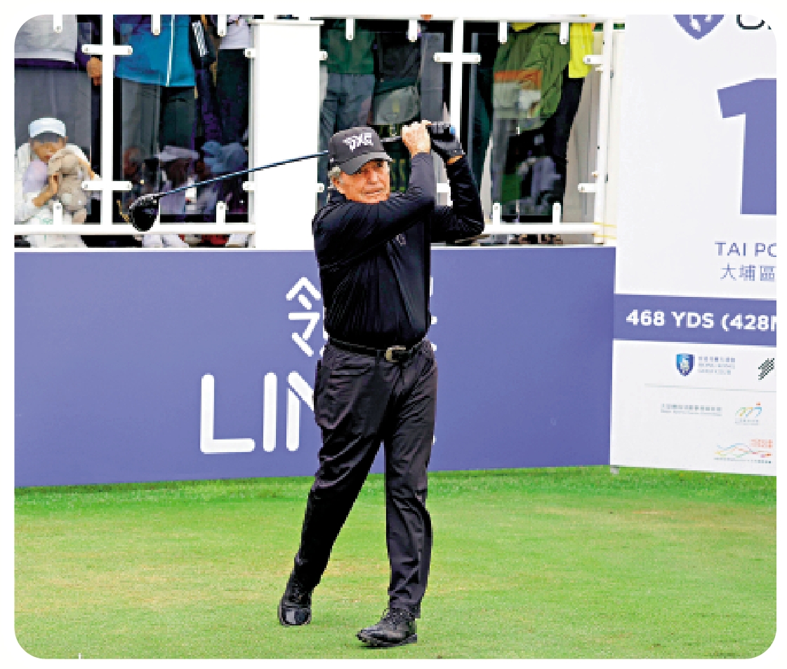 　　圖：年屆89歲的派亞雙手穩穩持桿，成功打出一桿漂亮的開球。