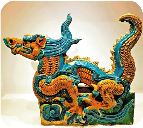 　　圖：香港故宮文化博物館展出的琉璃彩龍脊獸。\作者供圖