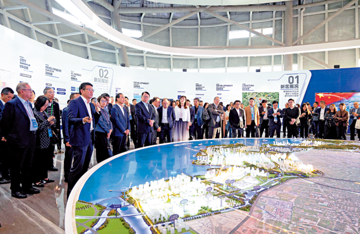 　　圖：香港特區政府及工商界高層代表團走訪東莞濱海灣新區展示廳。