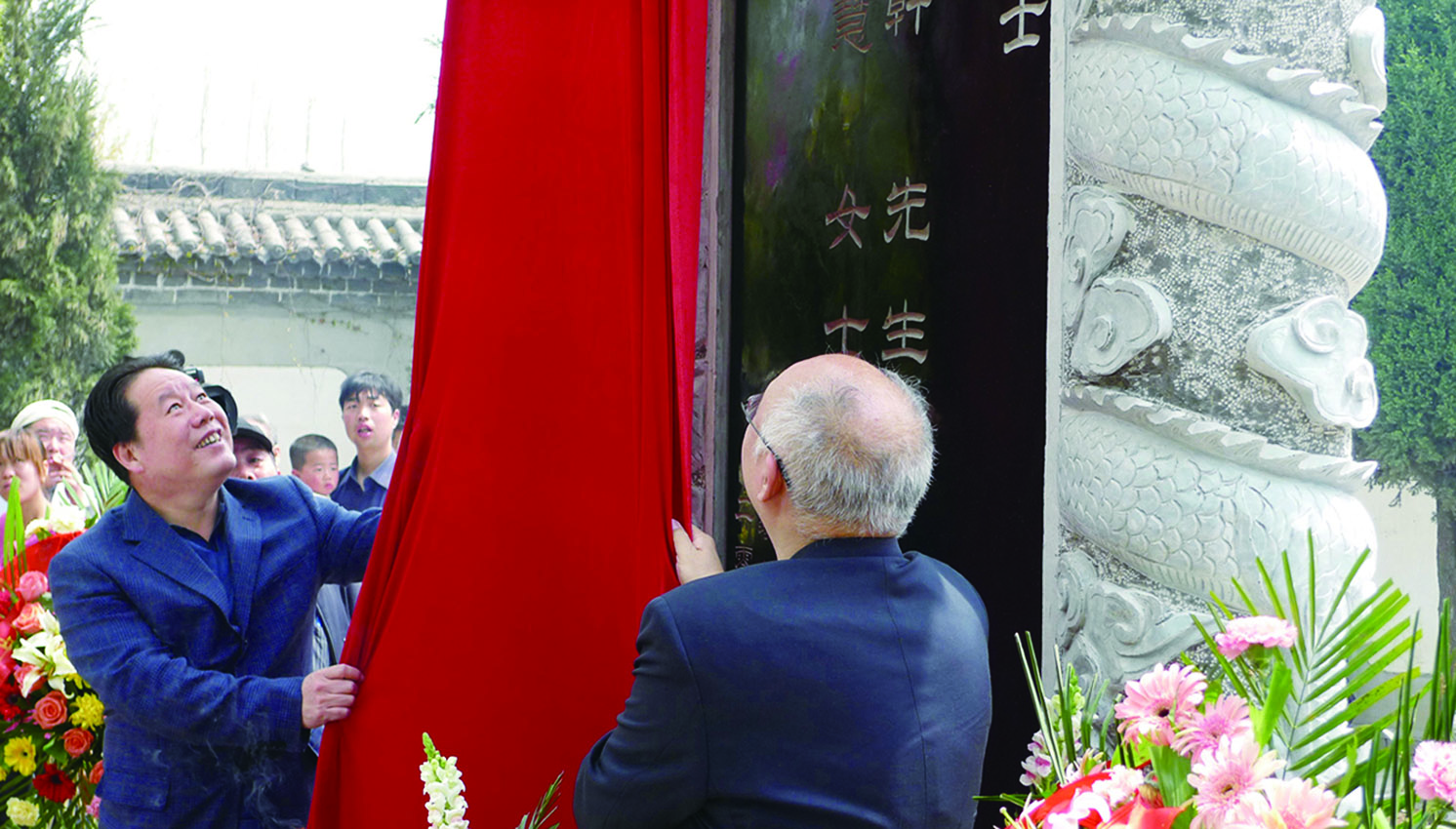 　　圖：陝西省西安市原副市長朱智生（左）、財政部原部長項懷誠（右）為王銘軒紀念碑揭碑。