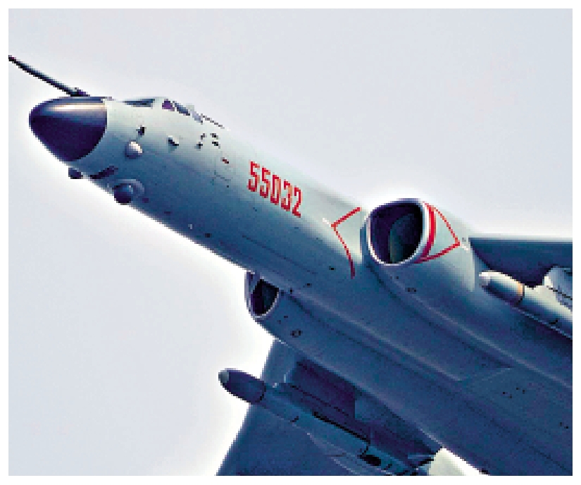 　　圖：官方發布的中俄編隊巡航照片中，右下兩機機頭有加油管突出，符合過往官方發布轟-6N圖片（如圖）顯示的特點。