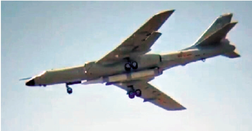 　　圖：從以往披露相片可見，轟-6N可以機腹掛載較大型的導彈。