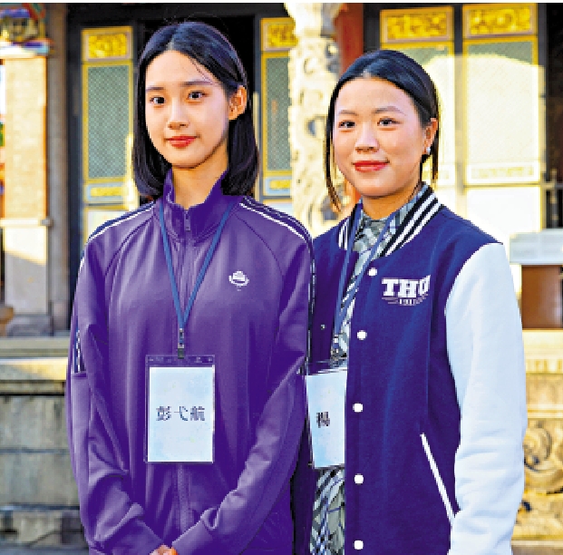 　　圖：清華大學學生彭弋航（左）28日接受媒體採訪。