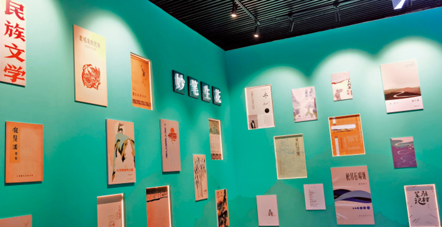 　　圖：「奔騰─全國少數民族文學創作駿馬獎特展」展廳一隅。\大公報記者張寶峰攝