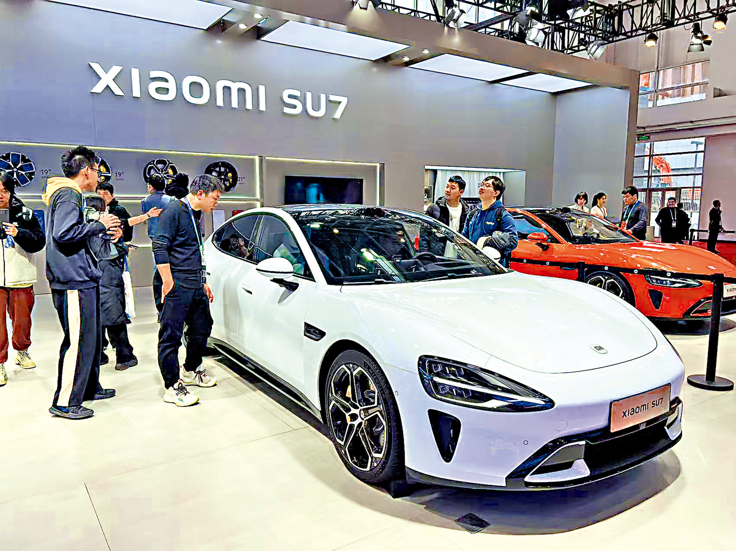 　　圖：11月30日，中國宏觀經濟論壇發布年度報告指出，2024年中國經濟有望實現5%左右增長目標。圖為比亞迪亮相第二屆鏈博會。\大公報記者任芳頡攝