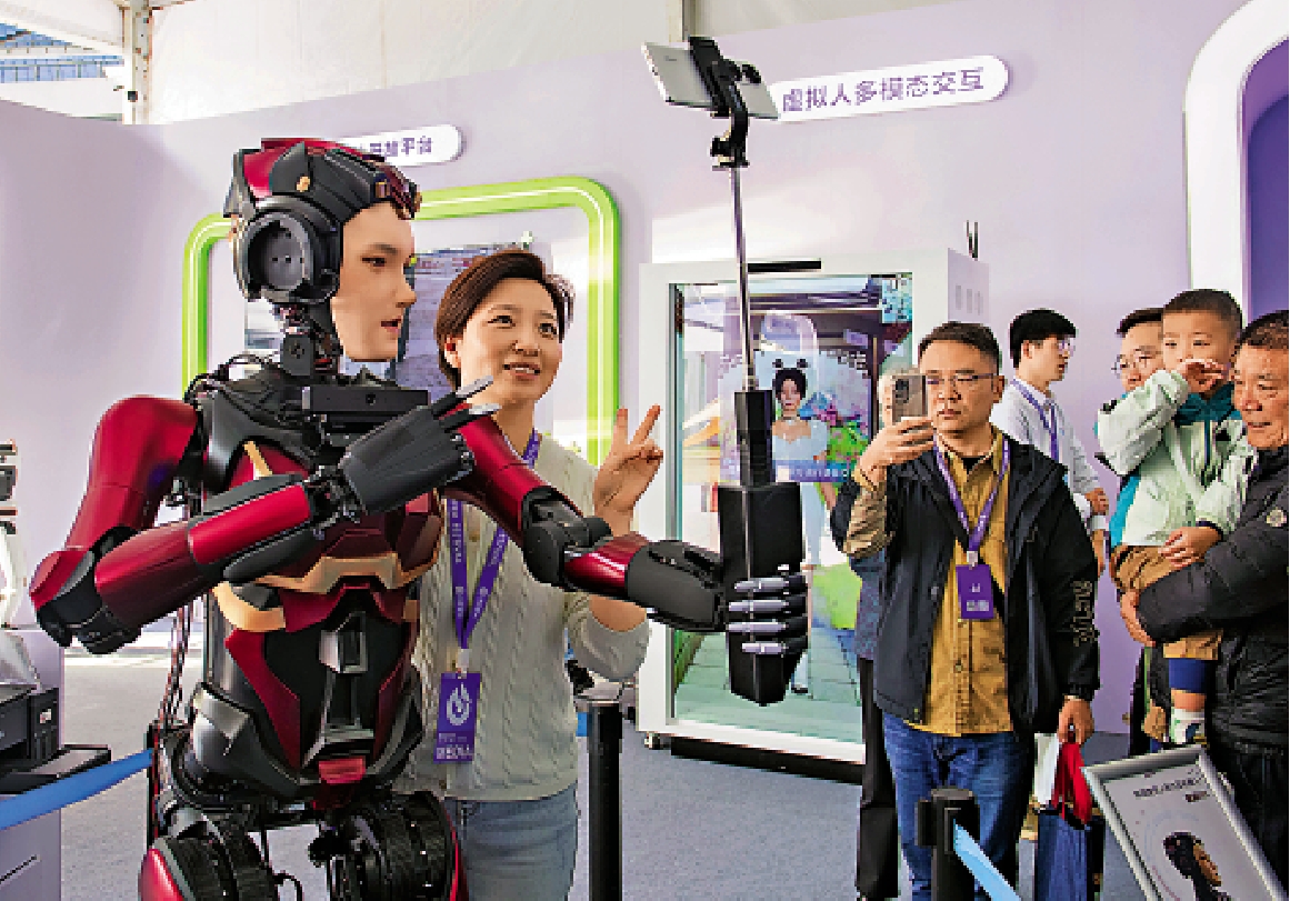 　　圖：在第七屆世界聲博會上，一款人形交互機器人持自拍桿與觀眾合影。\新華社
