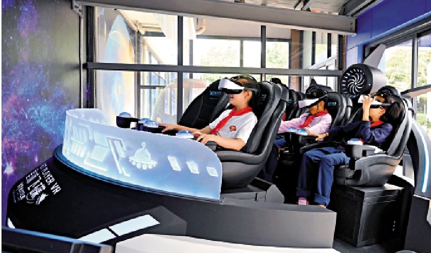 　　圖：在成都市第40屆青少年科技創新大賽上，小學生體驗AI星球飛碟。\中新社