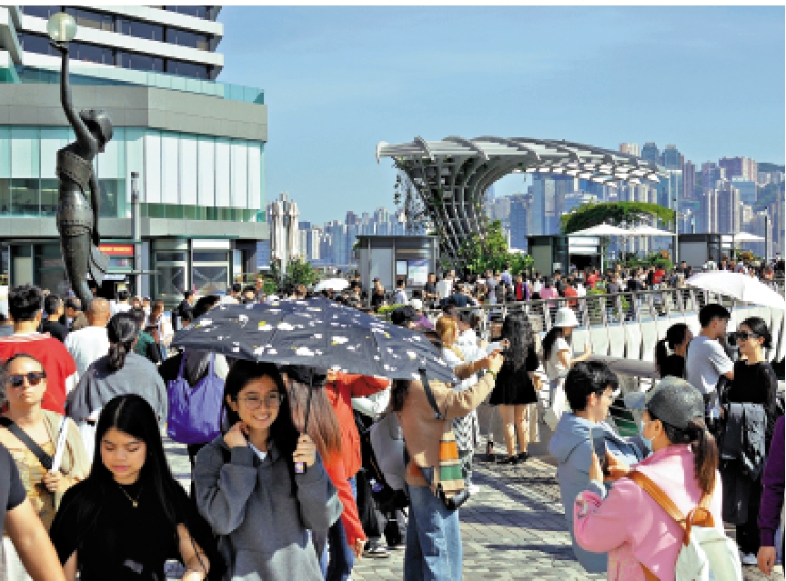 　　圖：昨日尖沙咀等旅客熱門地點人頭湧湧，非常熱鬧。\大公報記者林少權攝