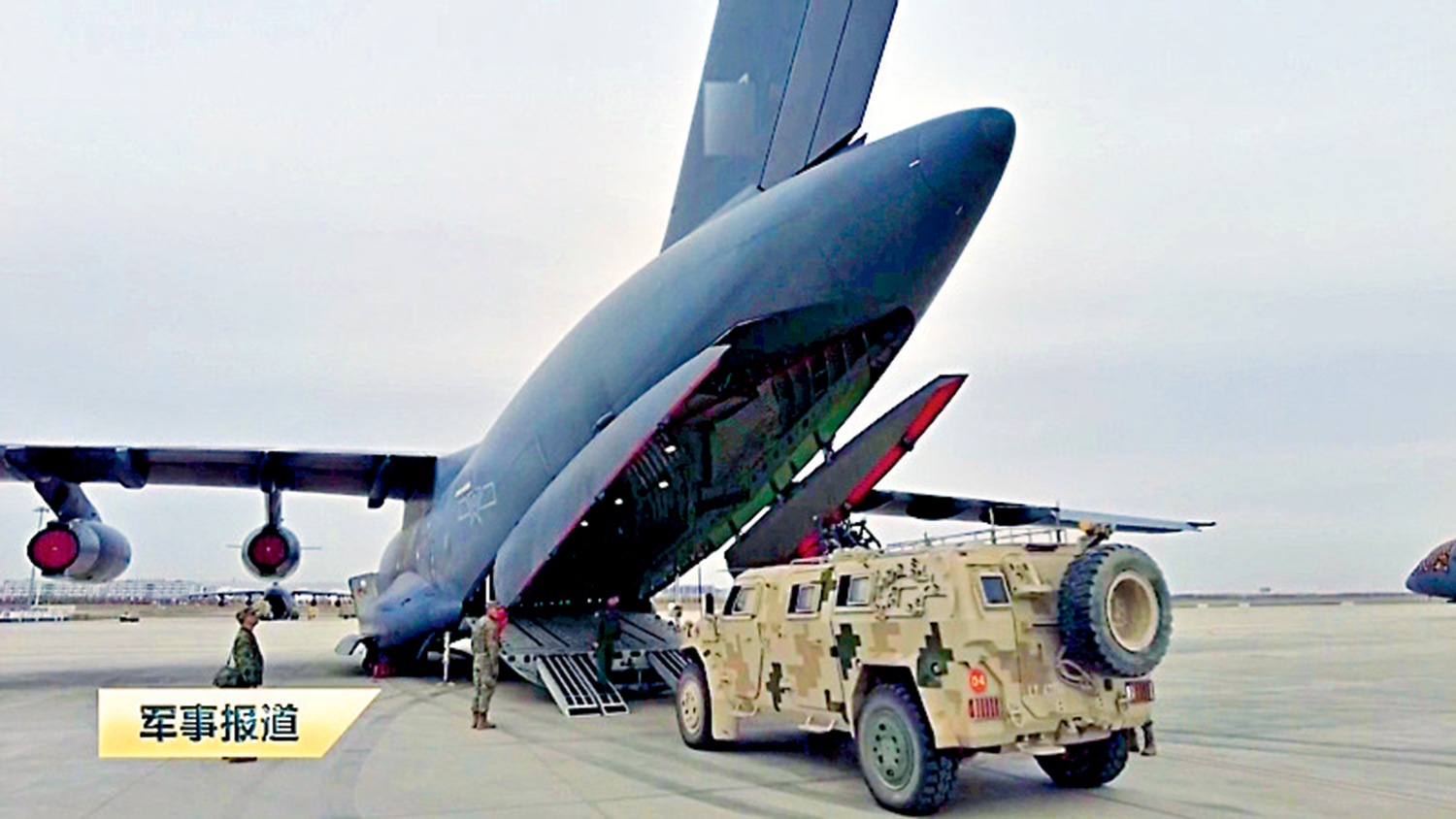 　　圖：「猛士」戰車正在駛上運-20，經空路運往巴基斯坦。