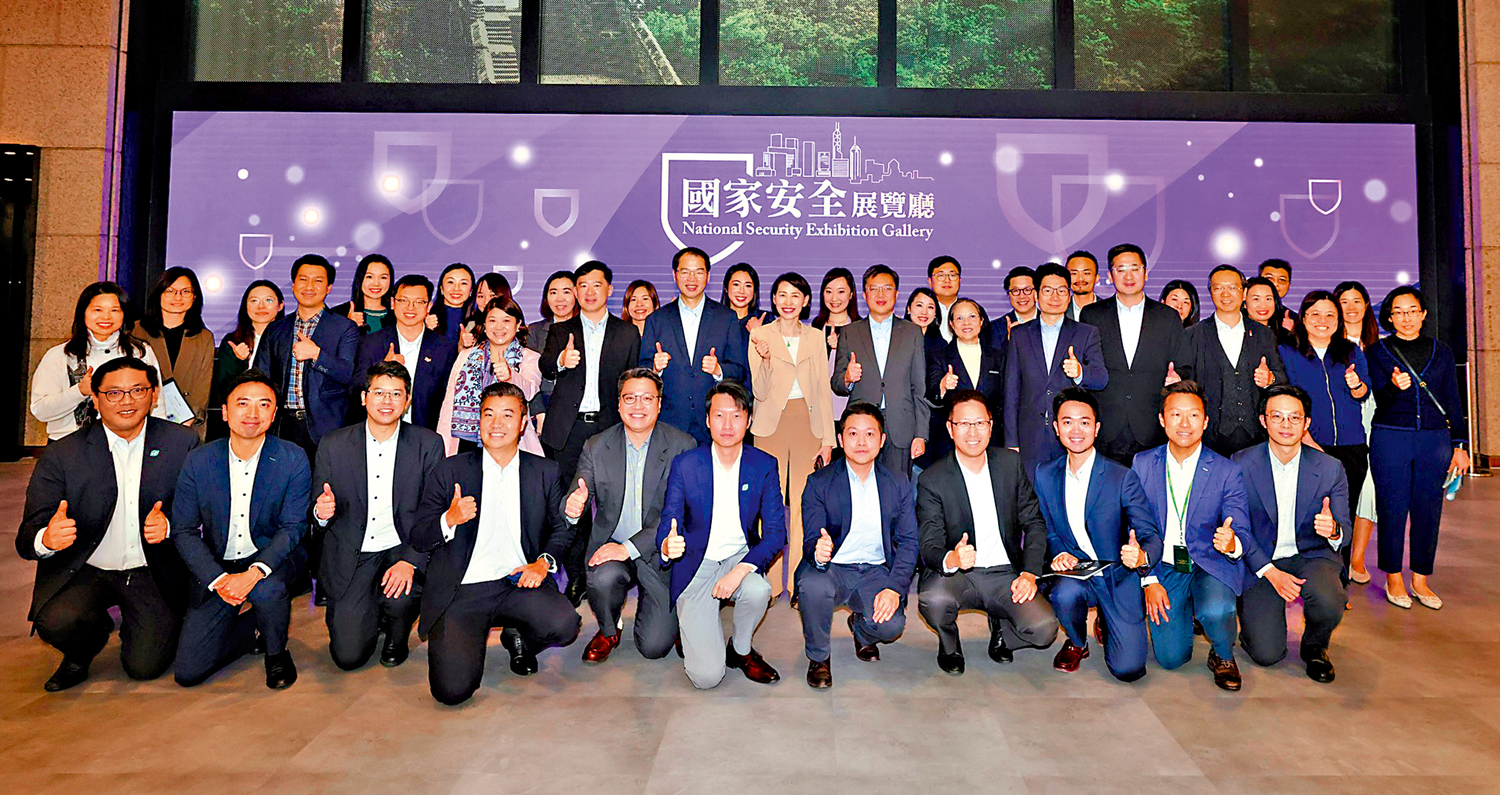 　　圖：昨日特首辦主任葉文娟帶領一眾副局長、政治助理和特首辦人士，前往位於香港歷史博物館內的國家安全展覽廳參觀。