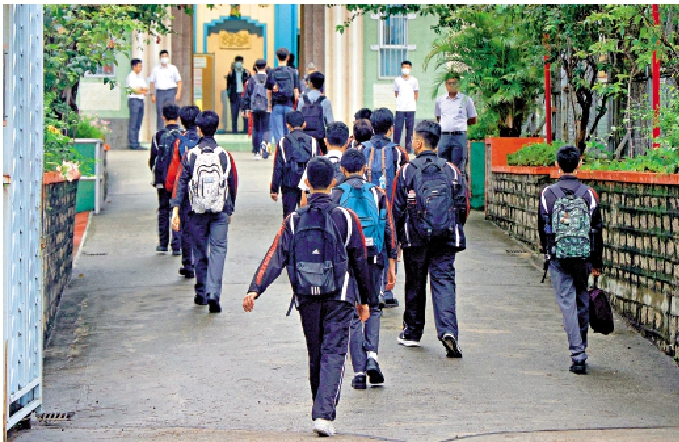 　　圖：香港家長群體要求教育局重新檢視「本地學生」的定義。