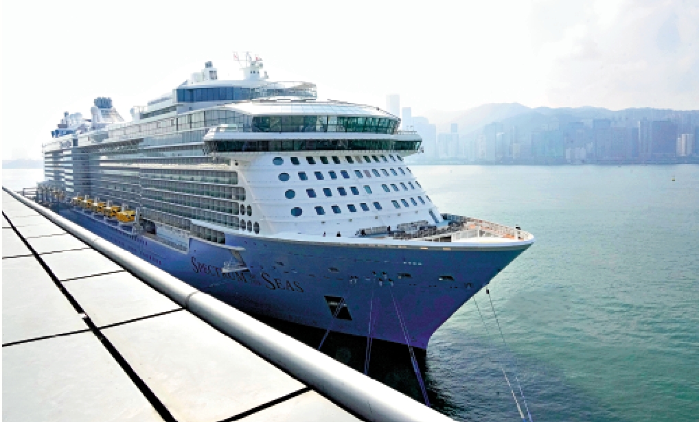 　　圖：皇家加勒比郵輪海洋光譜號昨日早上停泊啟德郵輪碼頭，本月起再以香港為季節性母港展開行程。\大公報記者林良堅攝
