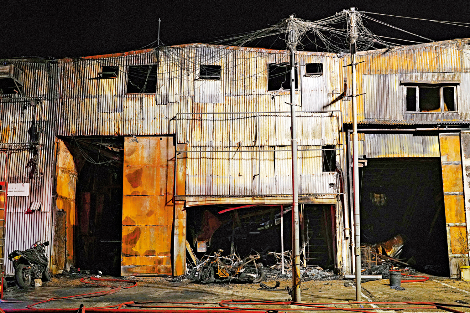 　　圖：有船廠屋頂被燒穿，場內一片漆黑，滿地玻璃碎，機器燒至熏黑。\大公報記者黃洋港攝