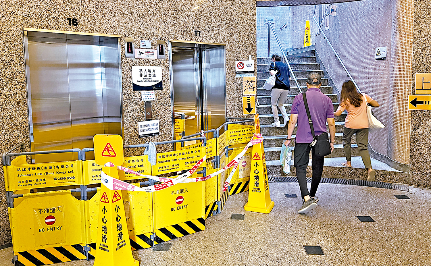 　　圖：康景花園更換升降機期間，街坊們回家只能先走三層樓高的樓梯到達平台。\大公報記者攝