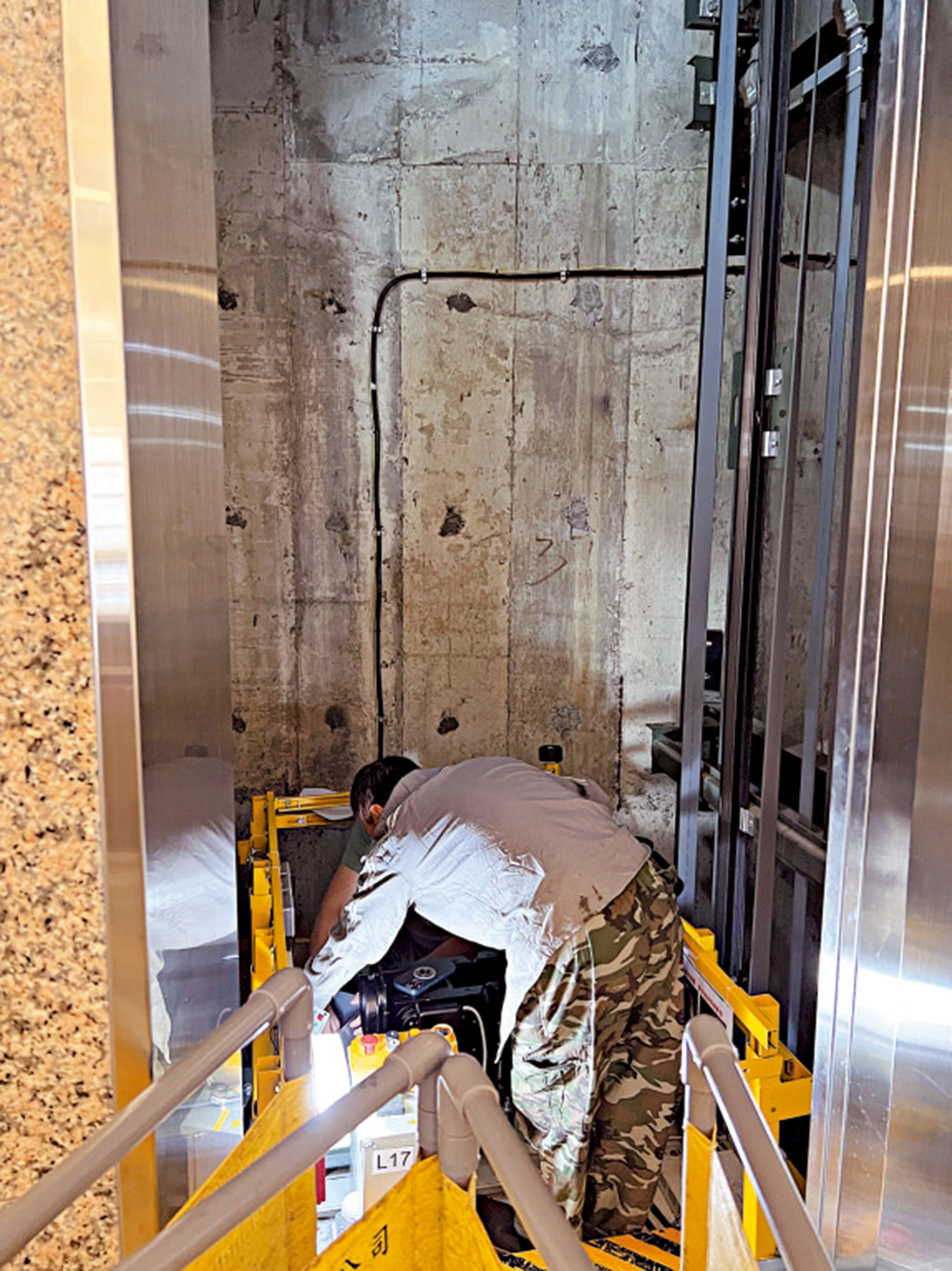 　　圖：全港現有約74000部升降機，但截至今年9月，註冊升降機工程人員只有6054人，嚴重短缺。\大公報記者攝