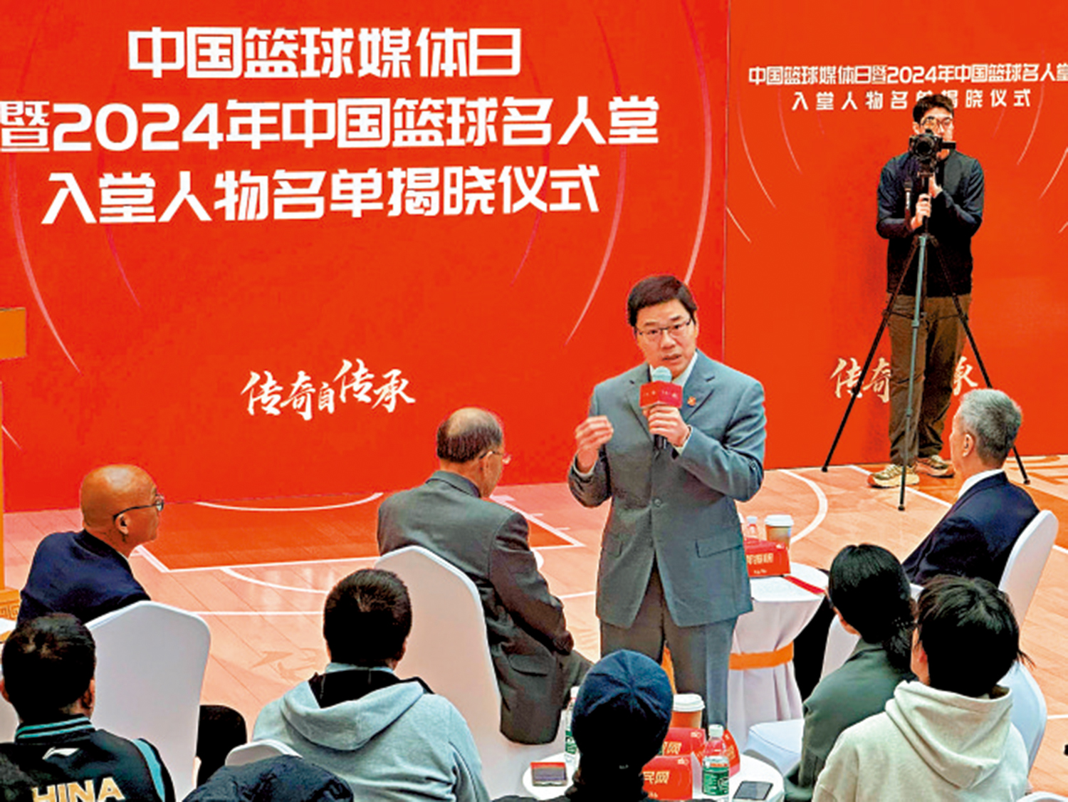 　　圖：中國籃協主席郭振明回答記者問題。\大公報記者蘇雨潤攝