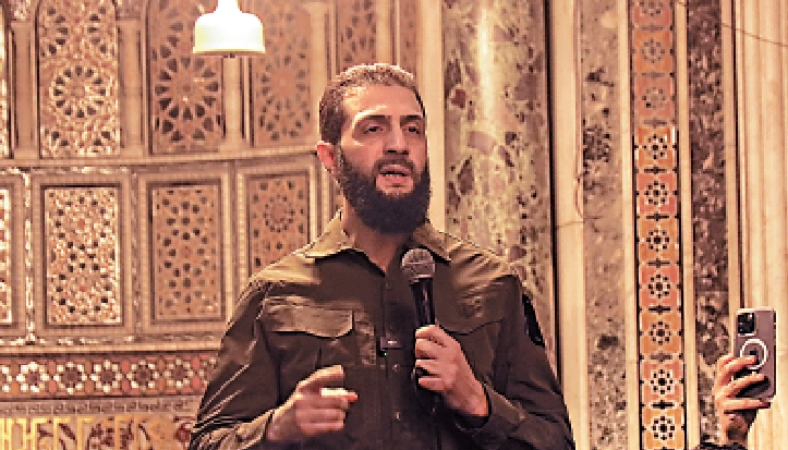 　　圖：HTS領導人朱拉尼8日在大馬士革發表演說。\美聯社